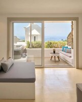 Deluxe Jacuzzi Suite | Premium bedding, down comforters, memory foam beds, minibar