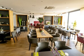 Daily buffet breakfast (EUR 18.50 per person) - Hotel Campo (Renningen)