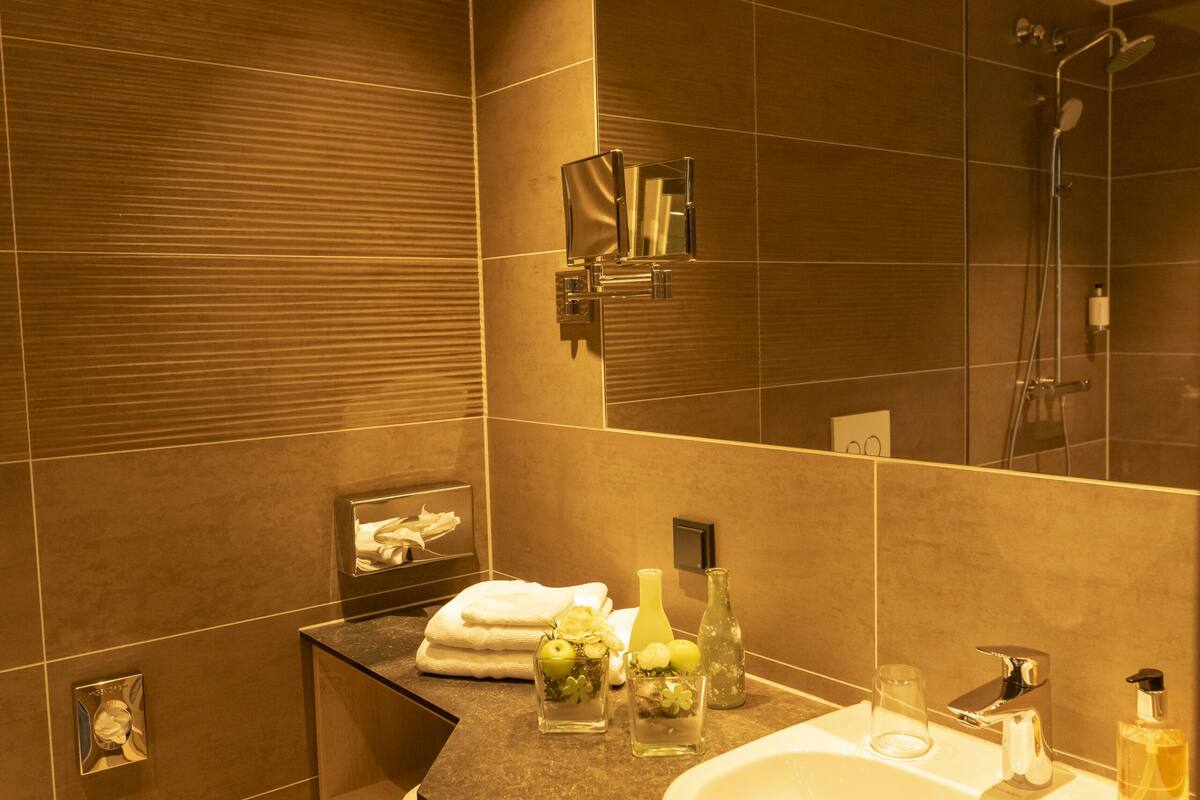 comfort double room | bathroom | free toiletries, hair dryer, bathrobes, slippers