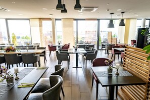 Se sirven cenas y cocina internacional
