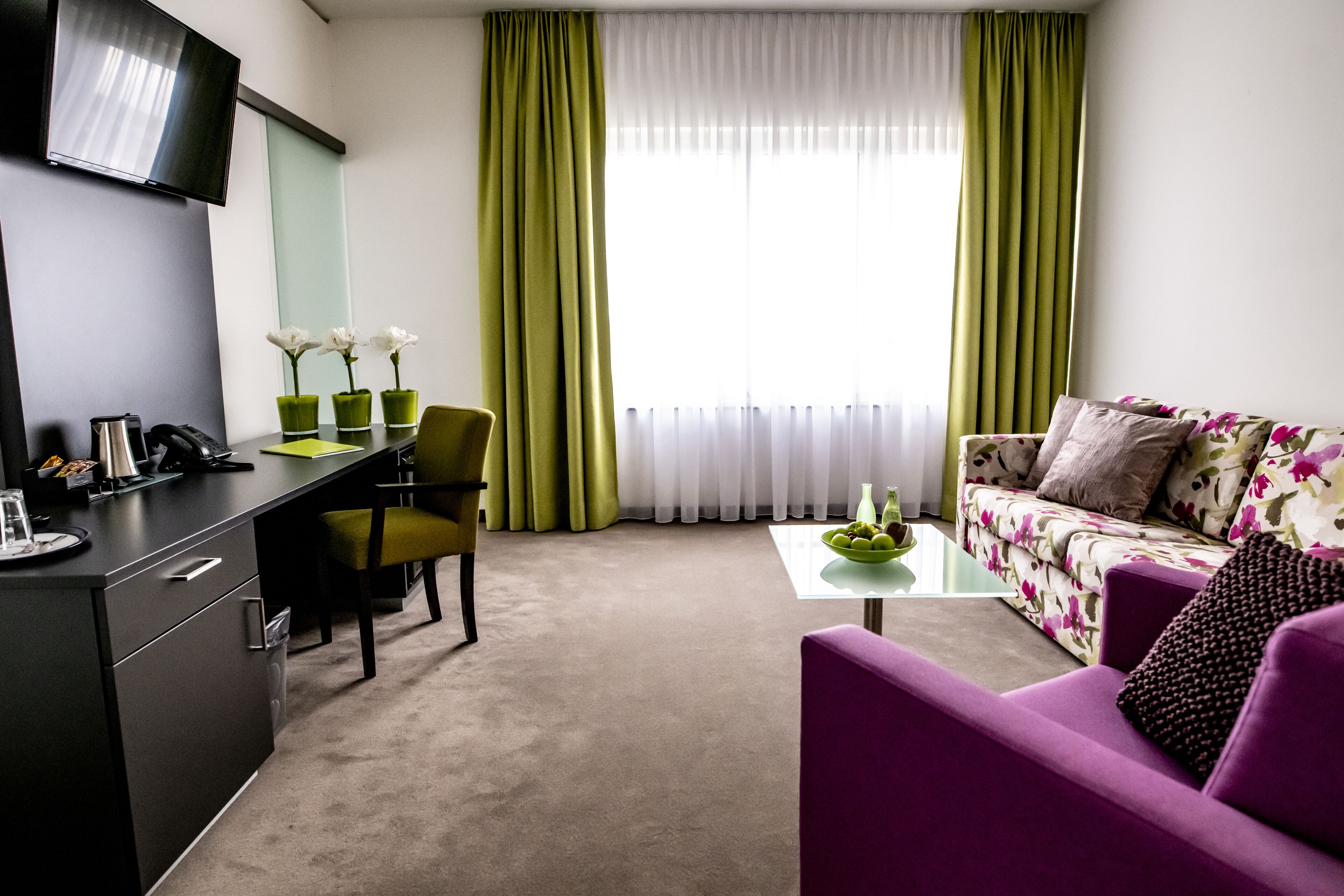 suite | living area | flat-screen tv