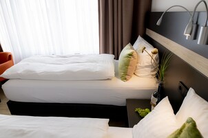 Quarto casal ou duplo, banheiro privativo | Roupas de cama antialérgicas, cofres nos quartos, escrivaninha