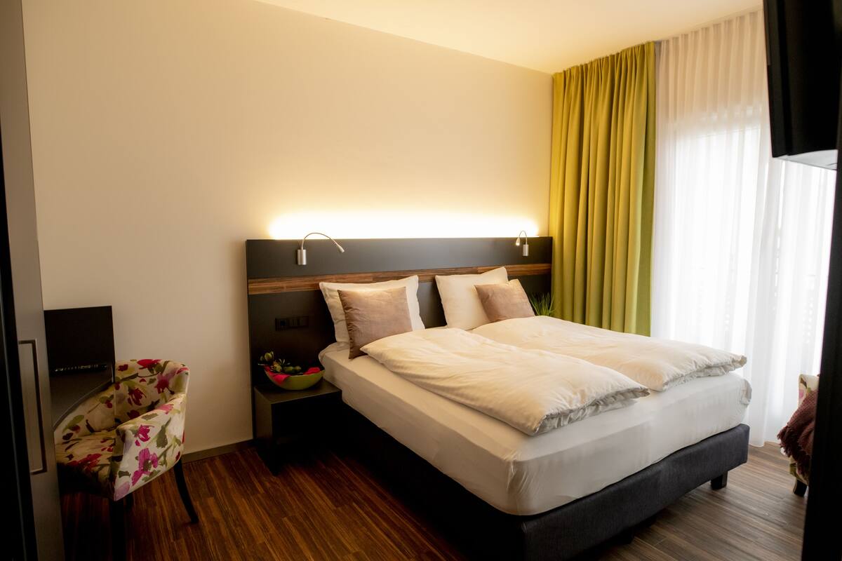 Deluxe Double Room, Balcony | Hypo-allergenic bedding available, in-room safe, desk, soundproofing