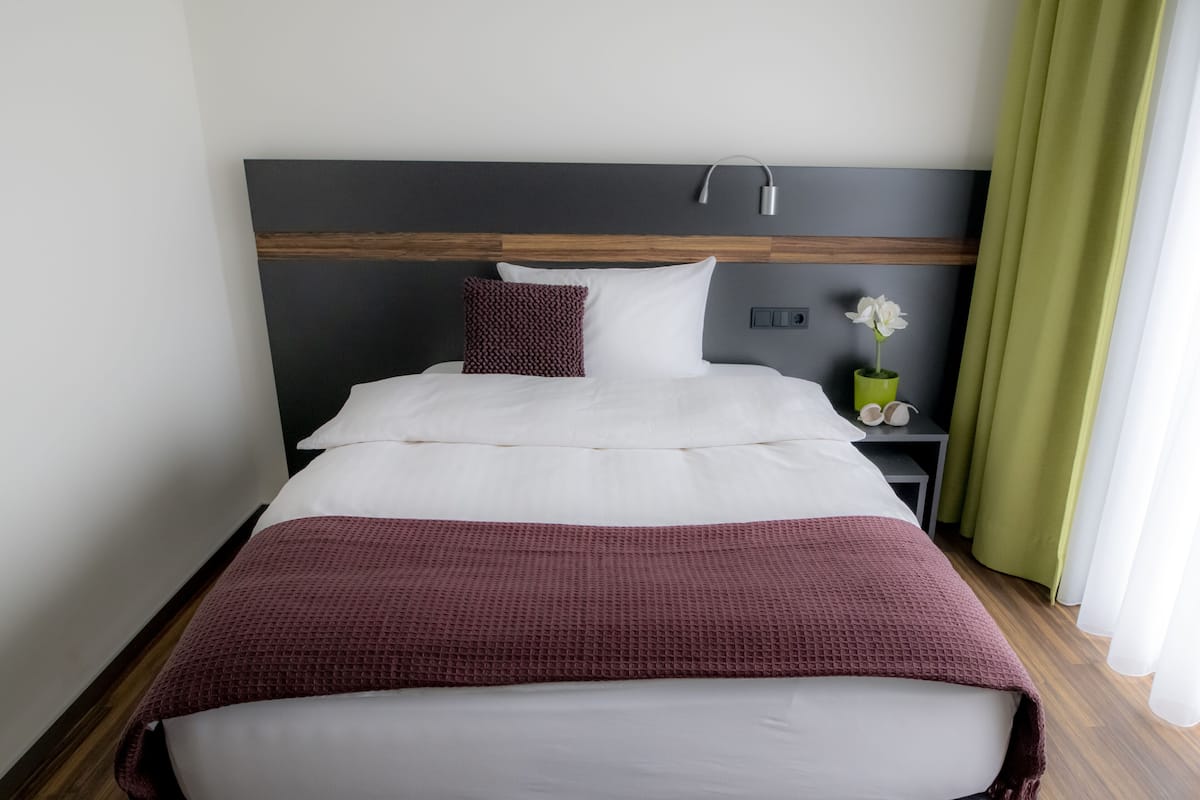 Single Room | Hypo-allergenic bedding available, in-room safe, desk, soundproofing