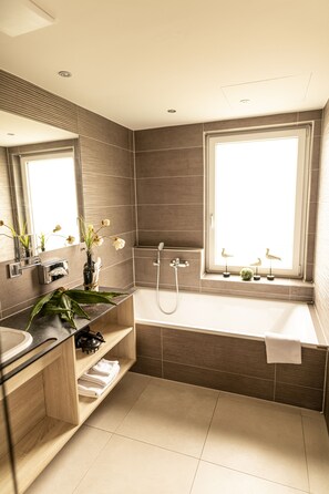 Suite | Bathroom | Free toiletries, hair dryer, bathrobes, slippers - Hotel Campo (Renningen)