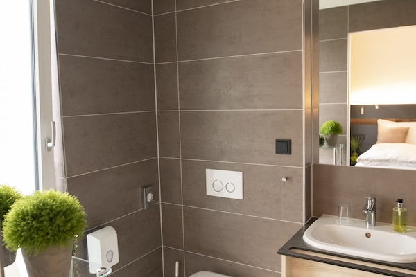 Habitación Deluxe doble, balcón | Baño | Artículos de higiene personal gratuitos, secador de pelo y albornoces