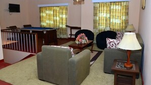 A living room with a pool table, two armchairs, a sofa, a lamp, and a television. - Country House - Nuwara Eliya (Nuwara Eliya)