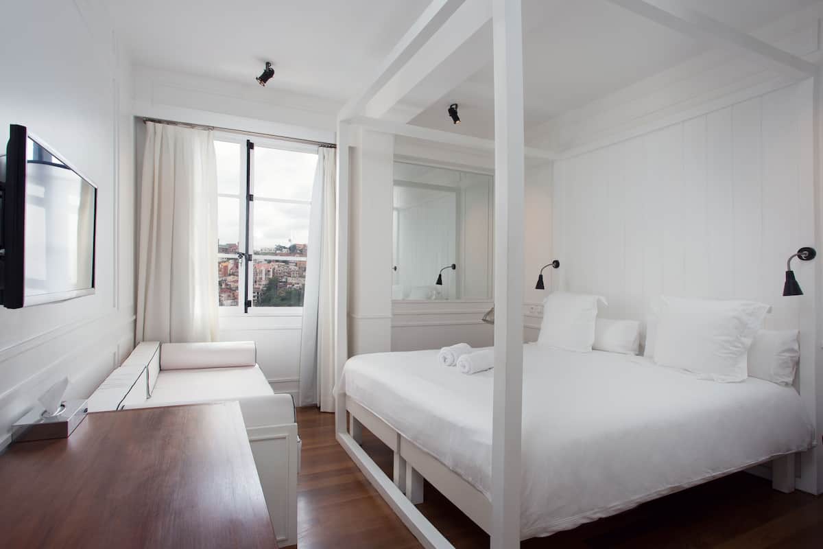 Standard Room, 1 Double Bed | 1 bedroom, premium bedding, in-room safe, blackout drapes