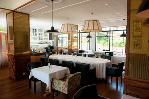 Breakfast, lunch, dinner served; Mediterranean cuisine  - Grand Hôtel Urban (Antananarivo)