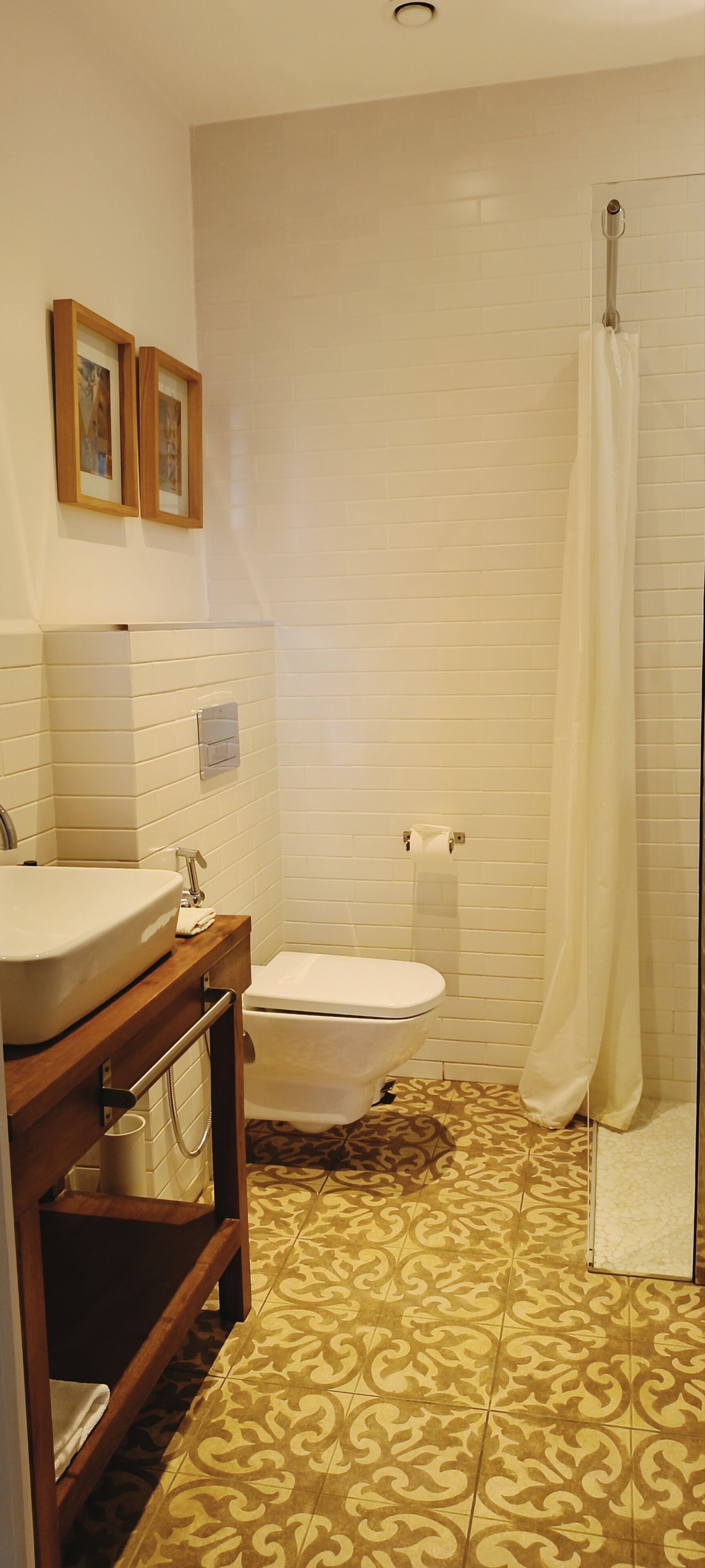 standard suite | bathroom | free toiletries, hair dryer, towels, soap