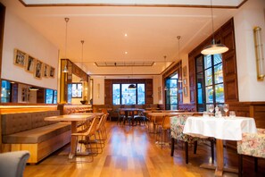 Breakfast, lunch, dinner served; Mediterranean cuisine  - Grand Hôtel Urban (Antananarivo)