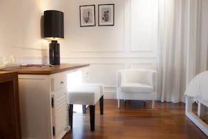 Ropa de cama de alta calidad y caja de seguridad en la habitación 