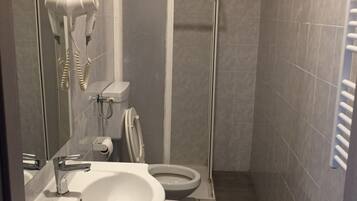 Shower, free toiletries, hair dryer, bidet