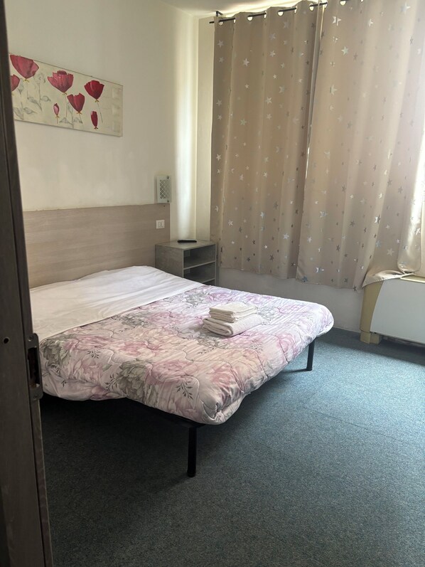 Doppelzimmer, 1 Queen-Bett | Schreibtisch, kostenloses WLAN, Bettwäsche, Rollstuhlgeeignet