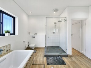 Villa de lujo | Baño | Tina y regadera independientes y tina profunda 
