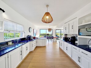 Luxury Villa | Private kitchen | Fridge, espresso maker, coffee/tea maker, electric kettle - The Blue Emerald (Cape Town)