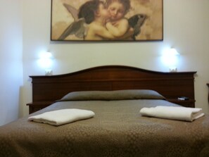 책상, 무료 WiFi, 침대 시트