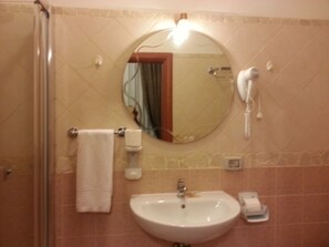 클래식 쿼드룸 | 욕실 | 샤워 시설, 무료 세면용품, 헤어드라이어, 타월