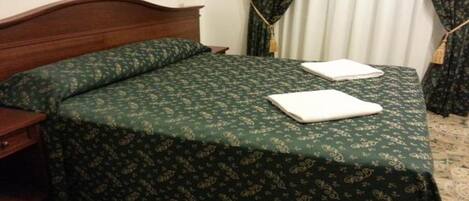 Classic Triple Room | Meja, Wi-fi percuma, cadar katil