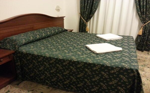 Habitación triple clásica | Escritorio, wifi gratis, ropa de cama