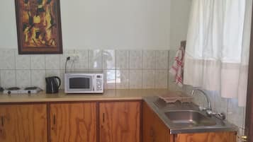Self-catering Chalet (3) | Cuisine privée | Réfrigérateur, bouilloire électrique