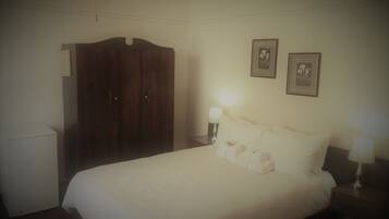 Chambre | Bureau, rideaux occultants, Wi-Fi gratuit, draps fournis