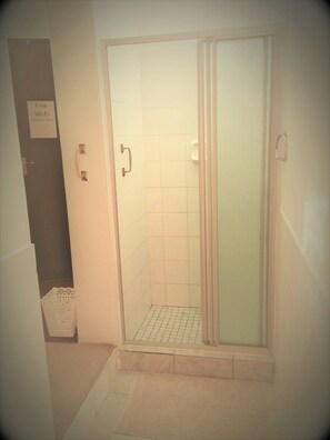 Room | Bathroom | Separate tub and shower, deep soaking tub, towels - La Vida B&B, Self Catering and Camping (Mariental)