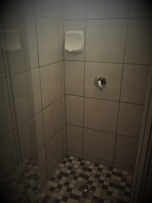 Separate tub and shower, deep soaking tub, towels - La Vida B&B, Self Catering and Camping (Mariental)