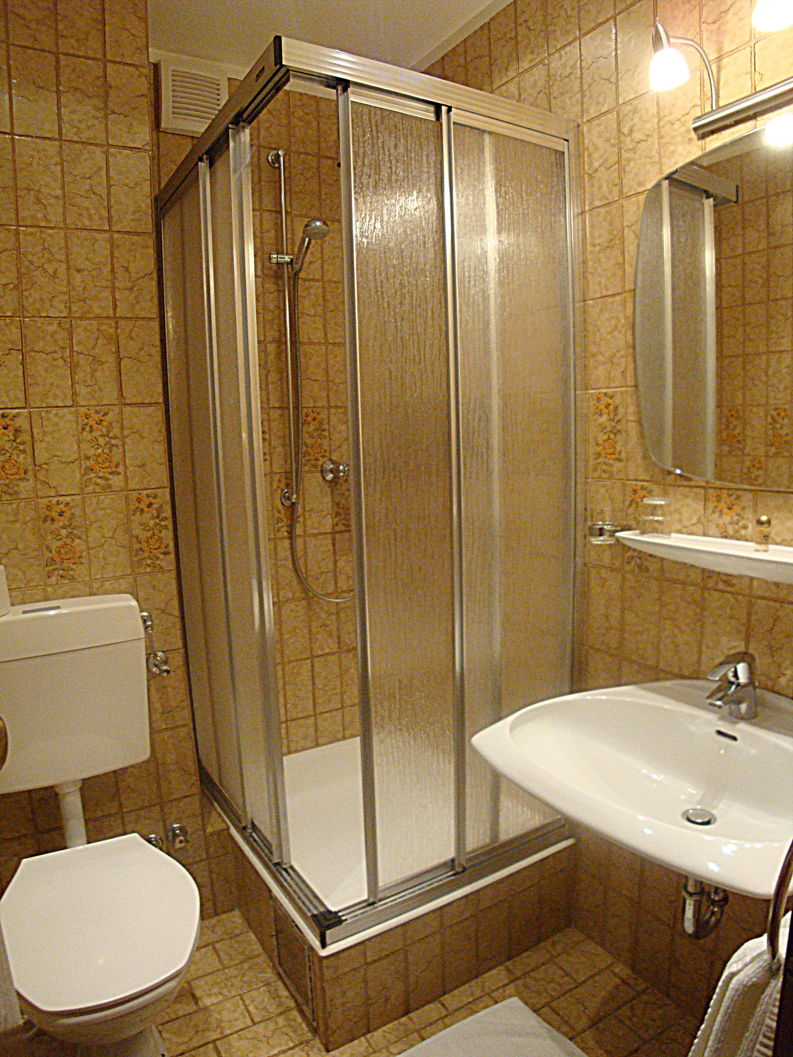 single room | bathroom shower