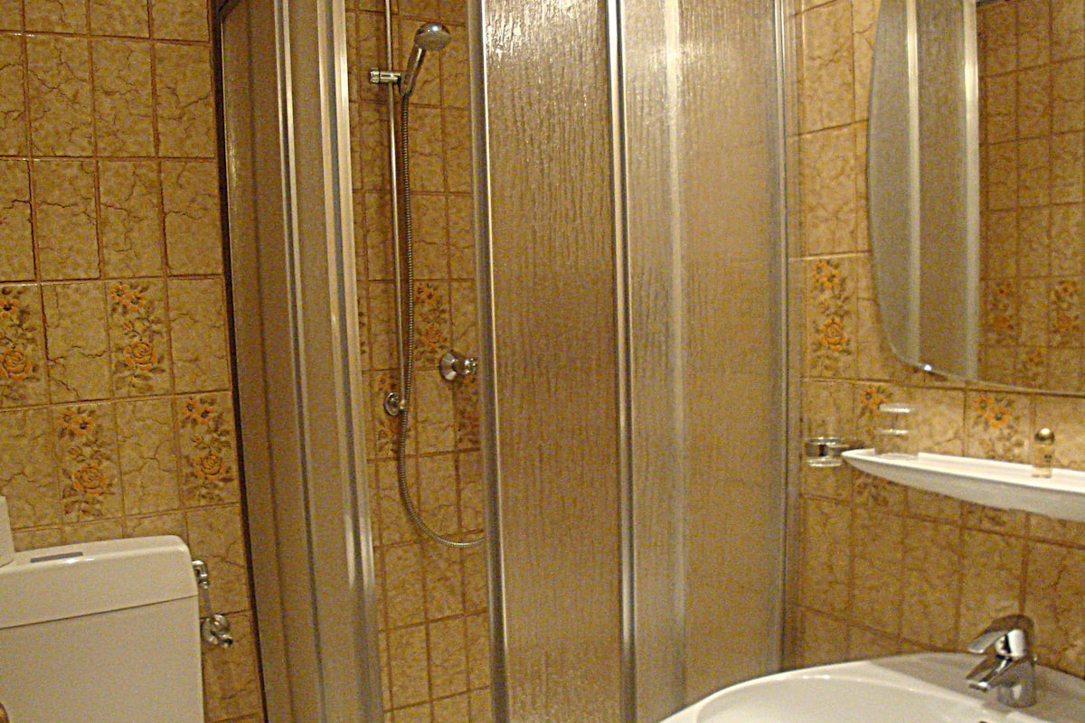 single room | bathroom shower