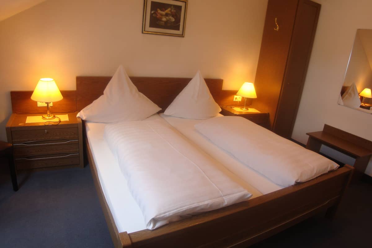Double Room | Desk, soundproofing, cots/infant beds, rollaway beds