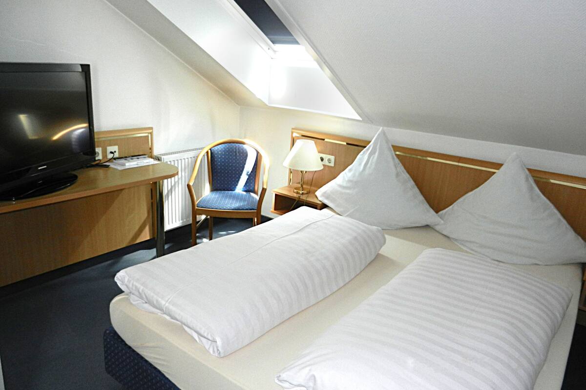 Single Room | Desk, soundproofing, cots/infant beds, rollaway beds