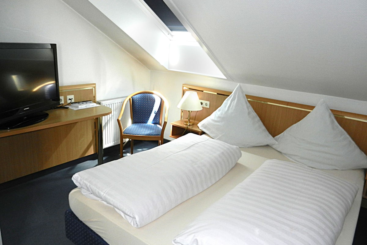 single room | desk, soundproofing, cots/infant beds, rollaway beds