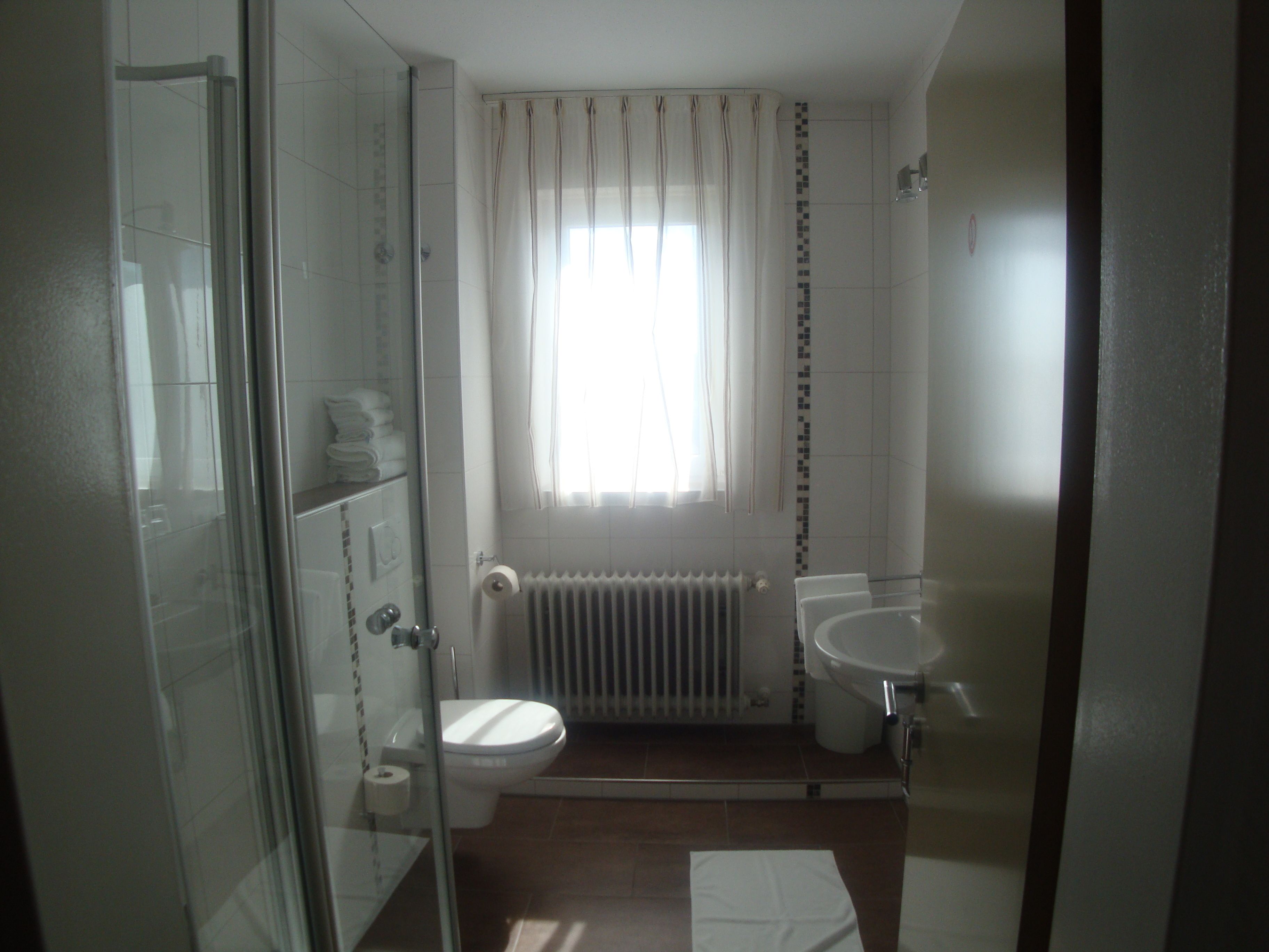 triple room | bathroom | shower, free toiletries, hair dryer, towels
