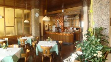 Petit déjeuner buffet (10 EUR par personne)