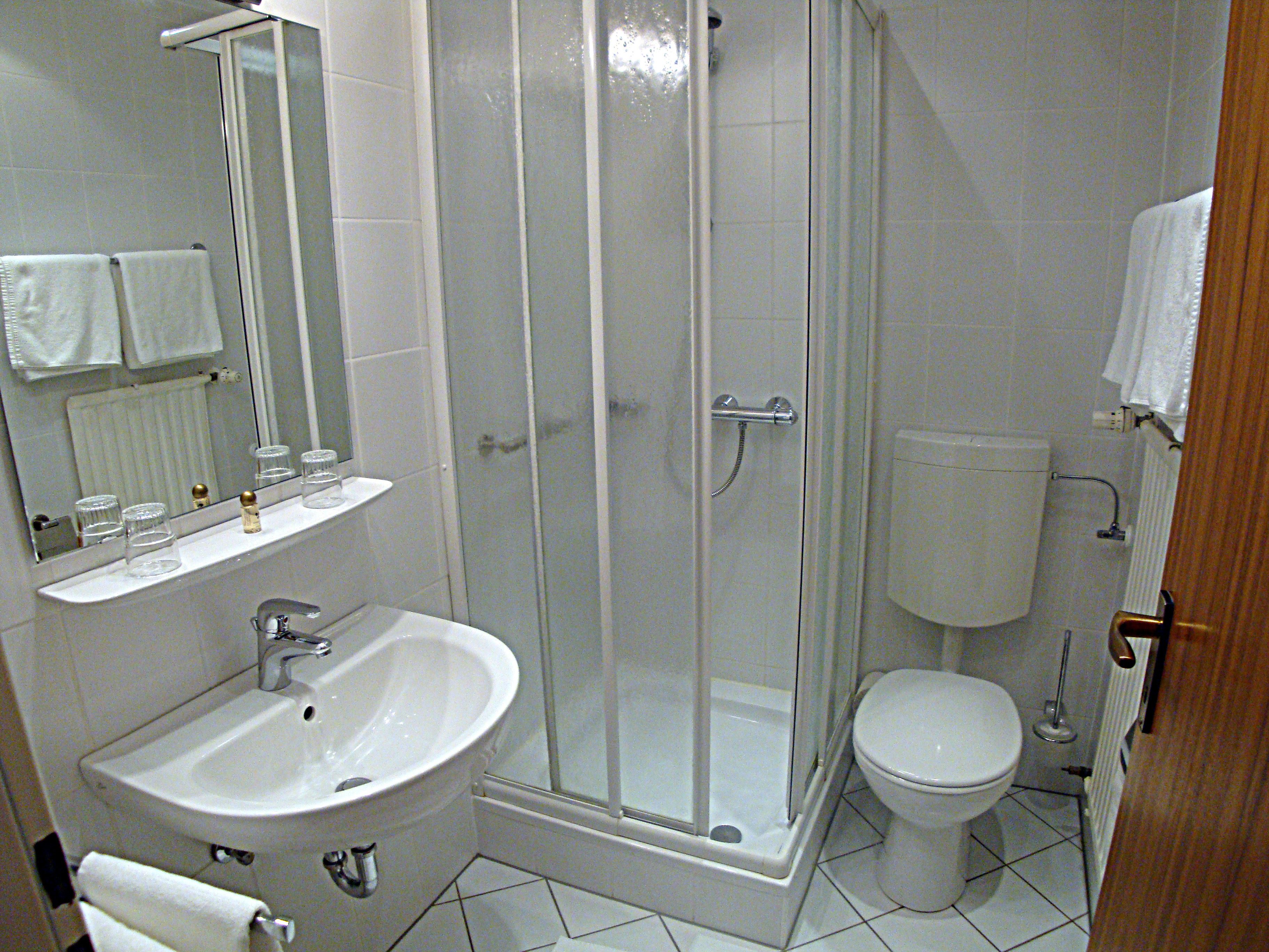 single room | bathroom amenities | shower, free toiletries, hair dryer, towels