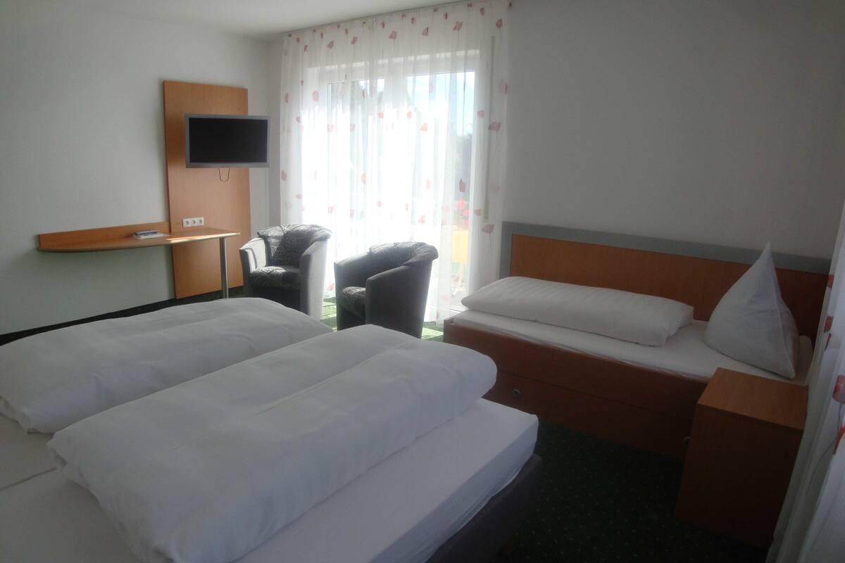 Triple Room | Desk, soundproofing, cots/infant beds, rollaway beds