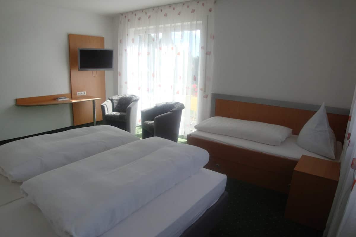 Triple Room | Desk, soundproofing, cots/infant beds, rollaway beds