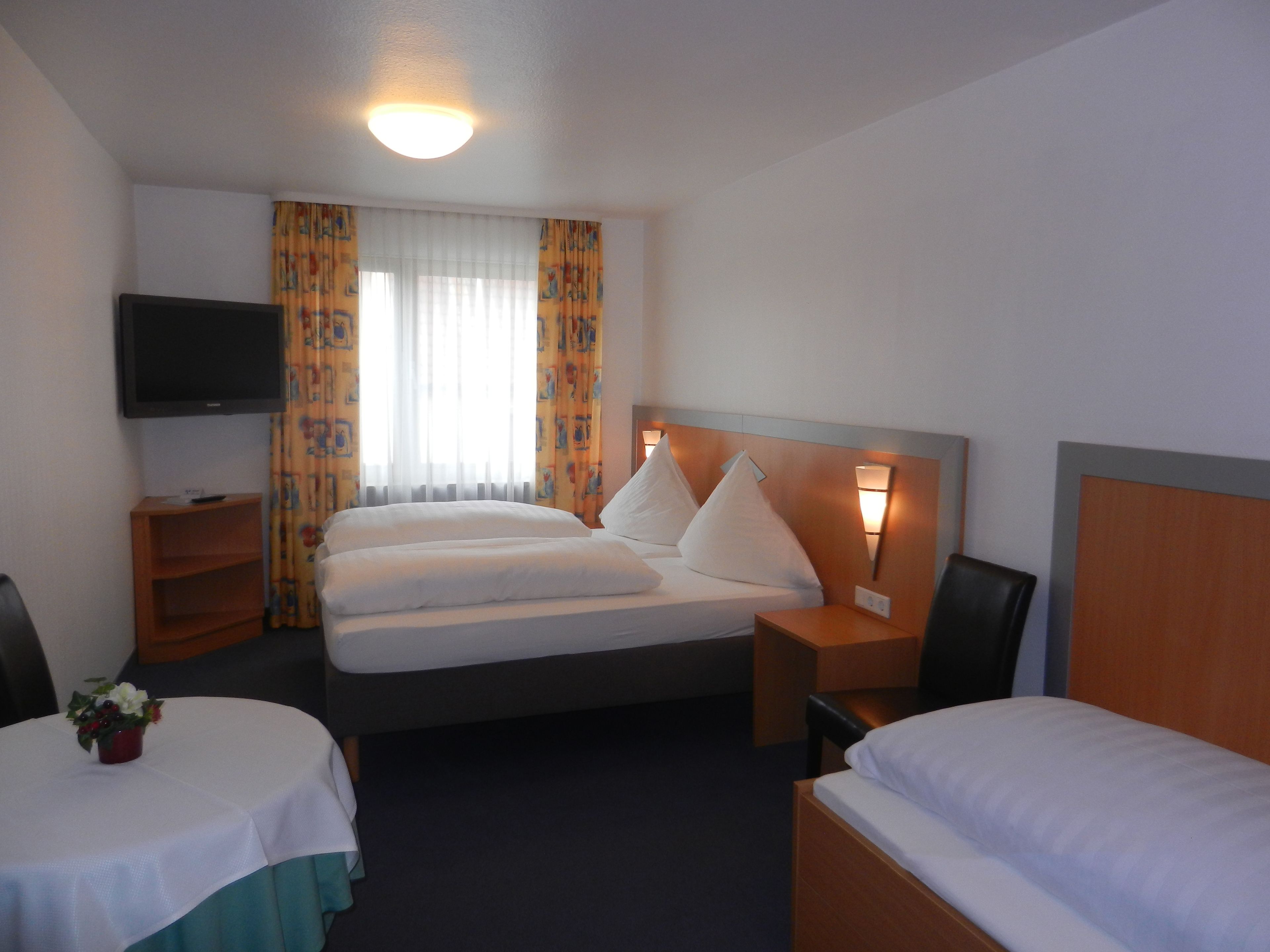 triple room | desk, soundproofing, cots/infant beds, rollaway beds