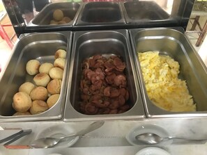 Café da manhã com buffet grátis todos os dias