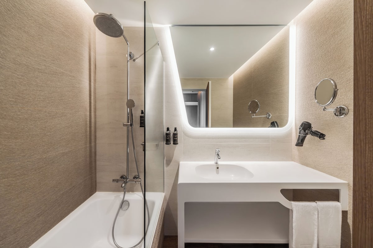 Combined shower/tub, eco-friendly toiletries, hair dryer, slippers