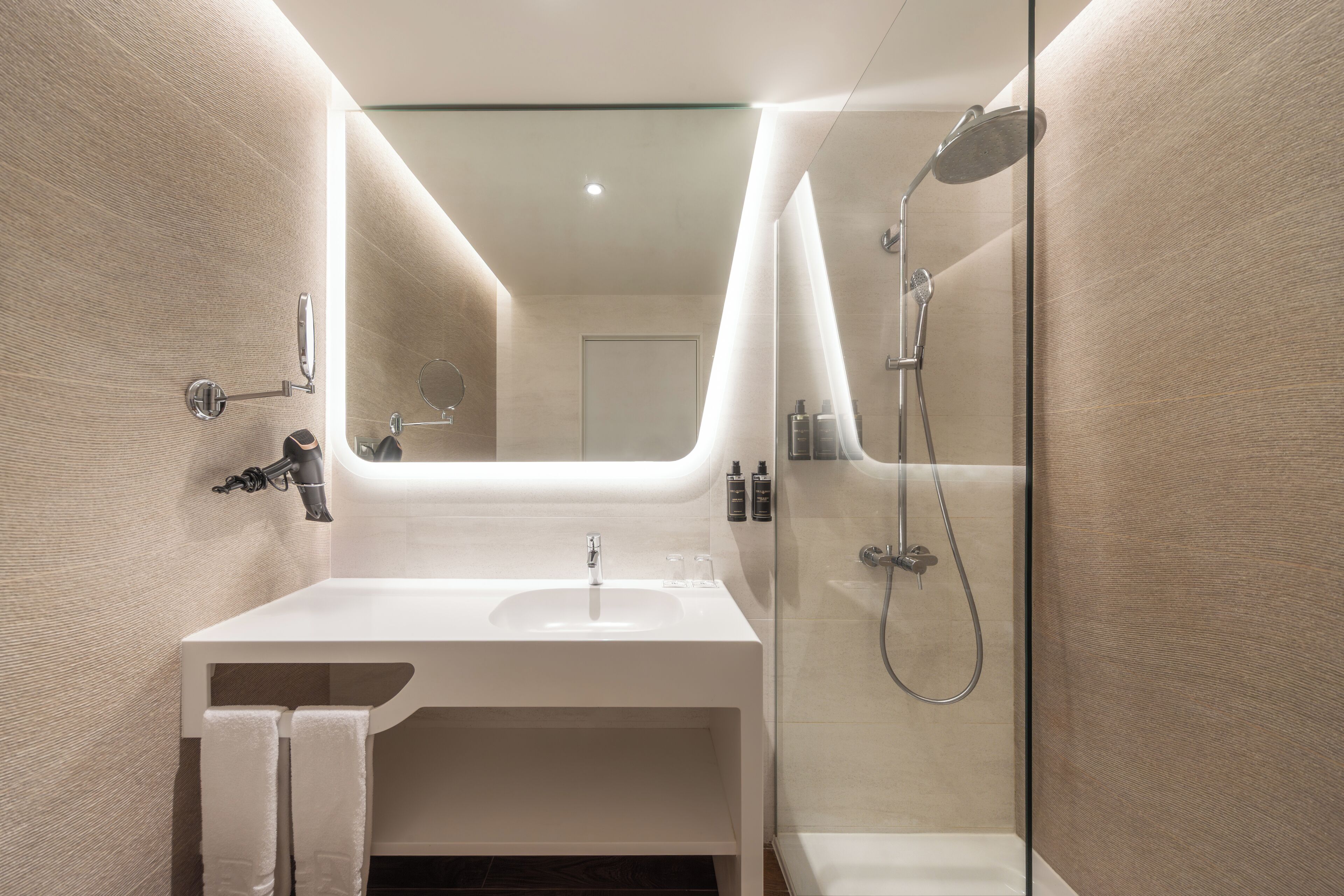 combined shower/bathtub, eco-friendly toiletries, hair dryer, slippers