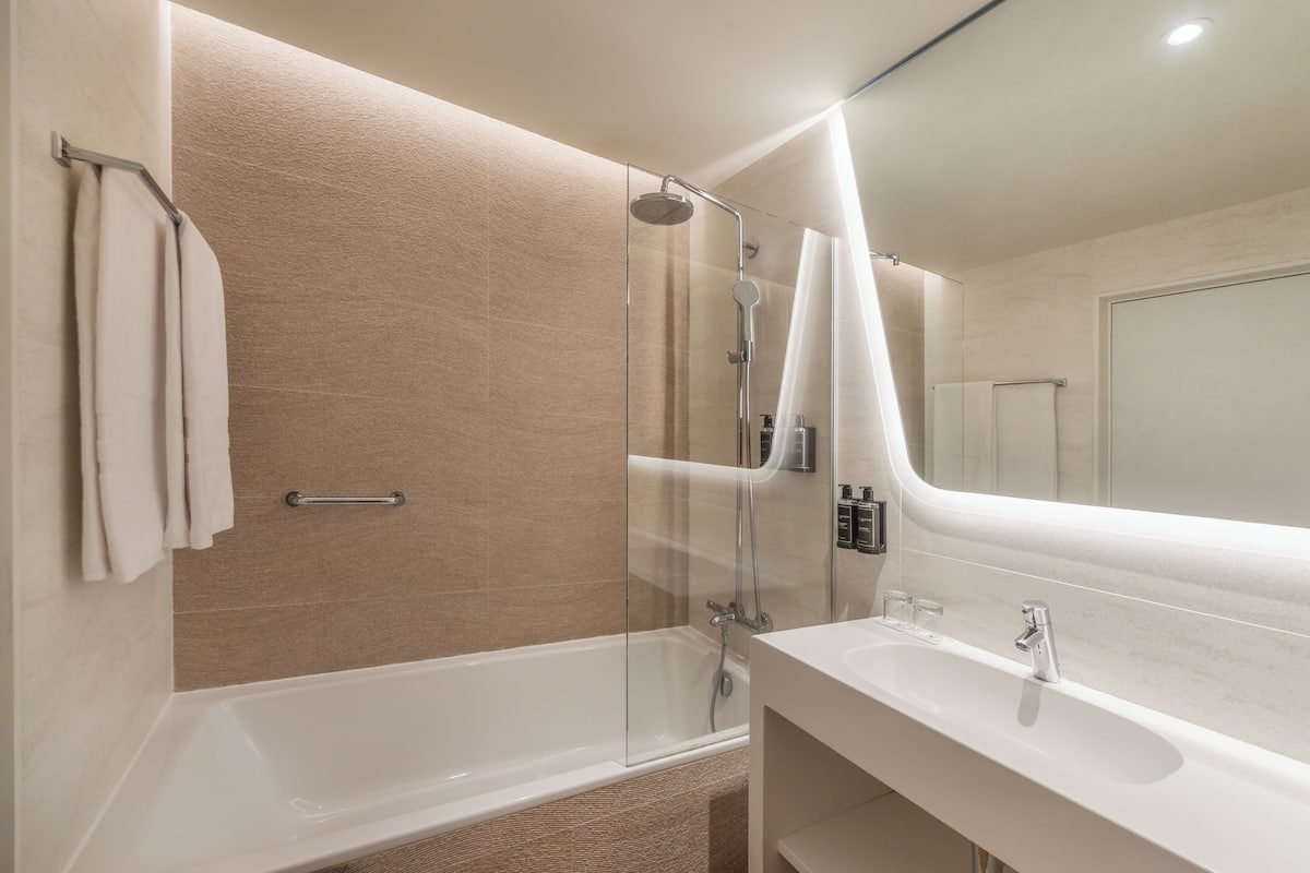 Combined shower/tub, eco-friendly toiletries, hair dryer, slippers