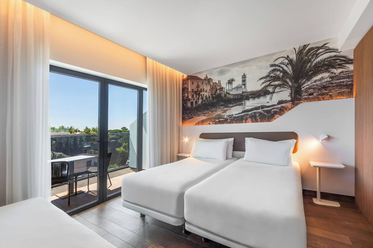 triple room, city view | 1 bedroom, in-room safe, individually furnished, desk