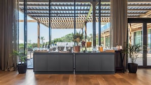 Una cocina moderna con una isla grande, piso de madera y vistas al exterior.