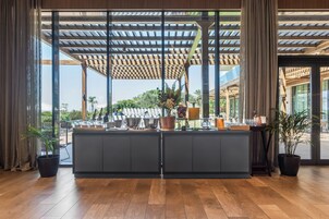 Daily continental breakfast (EUR 15 per person)