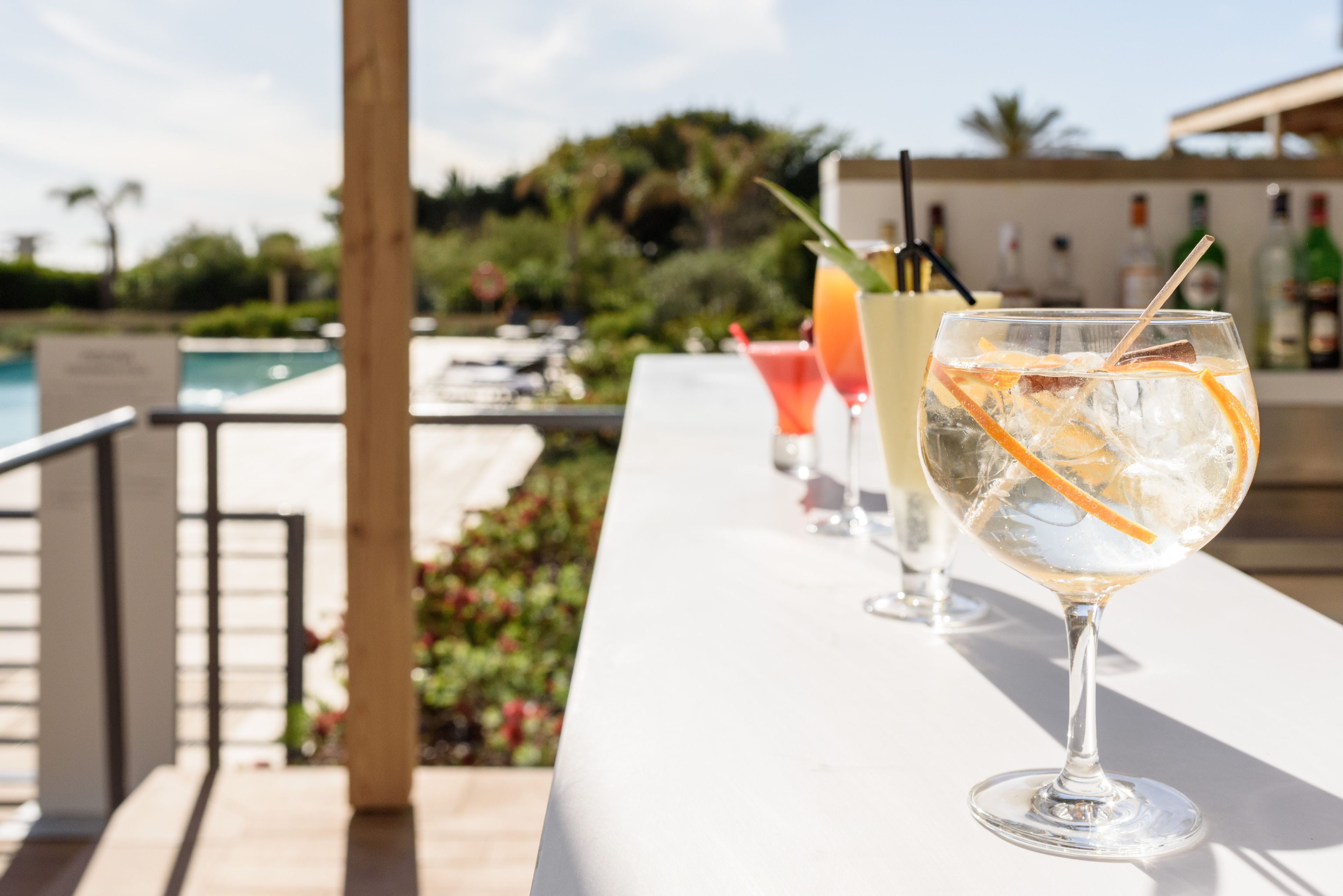 Un bar situé au bord de la piscine, où l’on peut prendre un verre tout en admirant la vue sur la piscine.