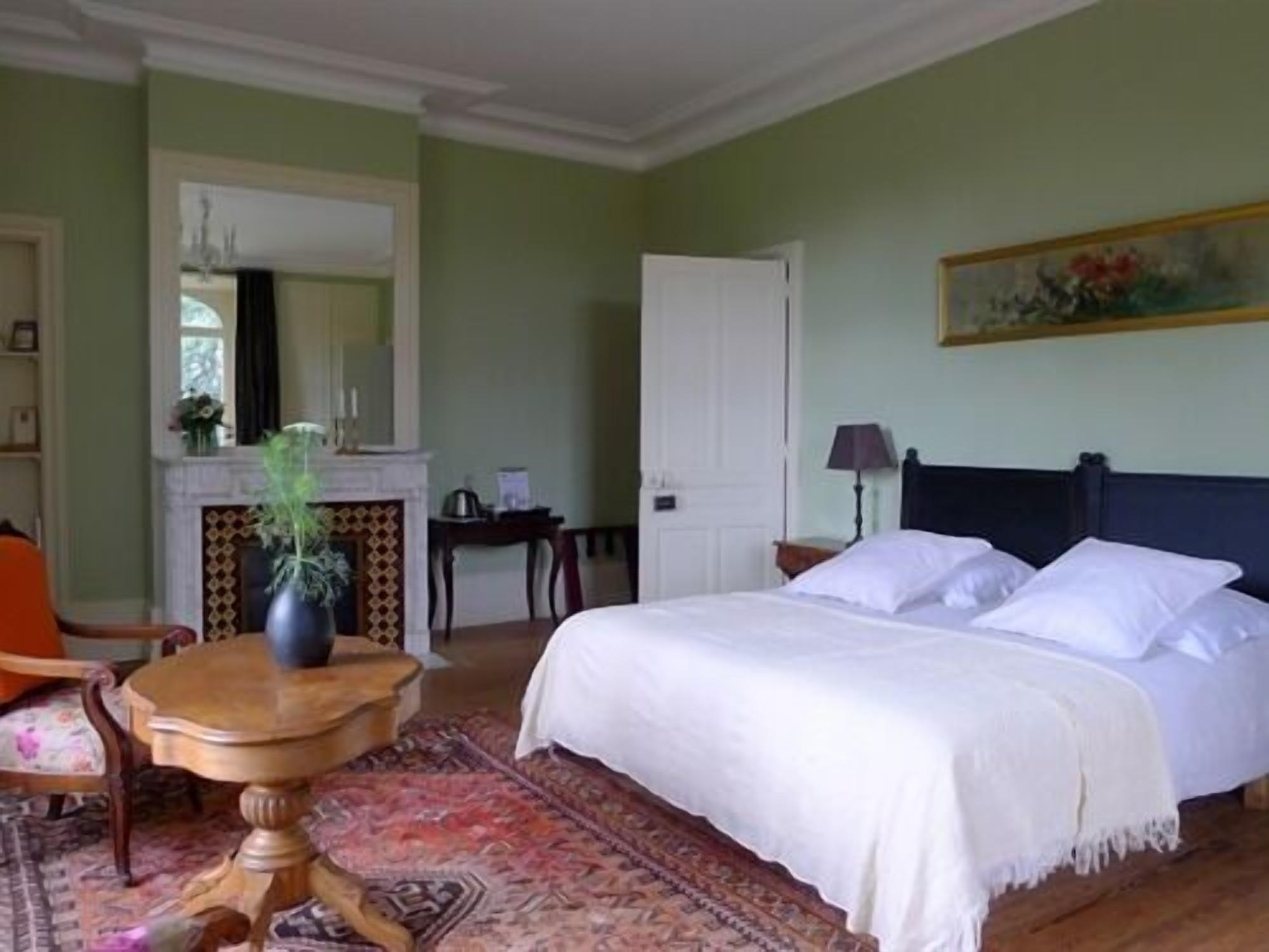 Kahden hengen huone (yksi tai kaksi sänkyä), oma kylpyhuone