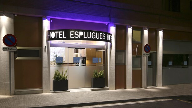 Het uiterlijk van Hotel Esplugues, met een bord dat een parkeerverbod aangeeft.