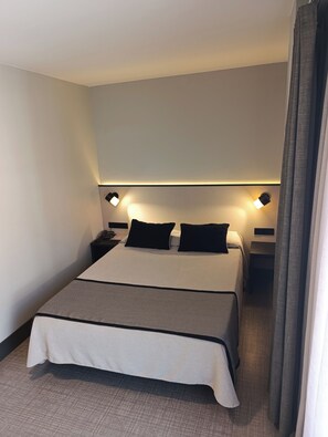 Matrimonial Room | In-room safe, desk, blackout drapes, free WiFi - Hotel Esplugues (Esplugues de Llobregat)